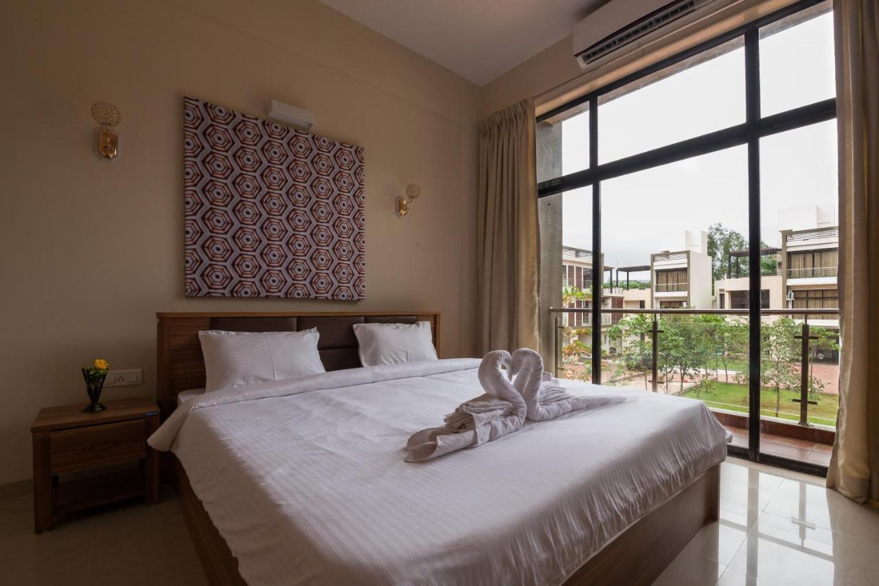 Stayvista'S Greenwoods Villa 10 - City-Center Villa With Private Pool, Terrace, Lift & Carrom Board Lonavala Extérieur photo